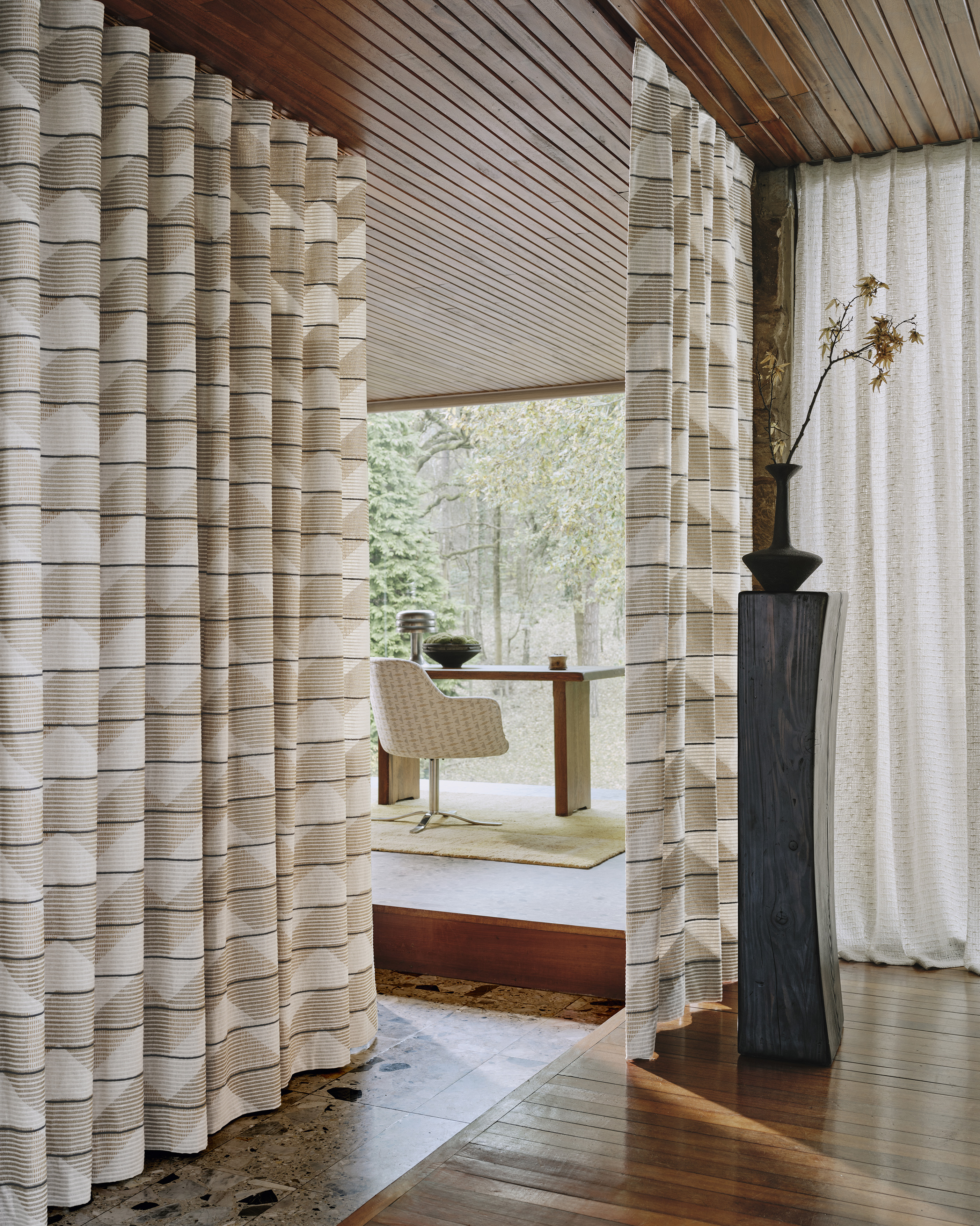 TEXTILES FOR MODERN LIVING 第五版 Midnight - Bernhardt Textiles