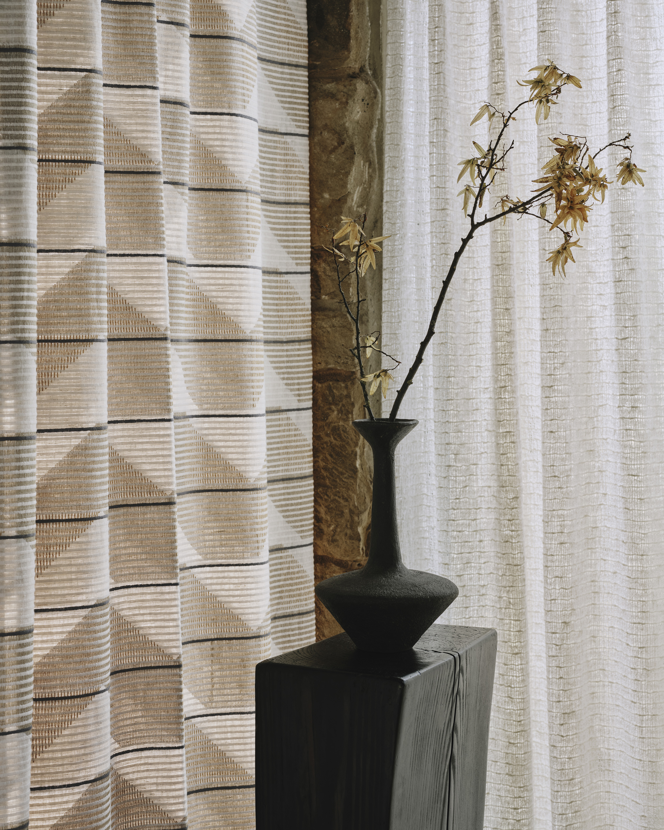 TEXTILES FOR MODERN LIVING 第五版 Midnight - Bernhardt Textiles